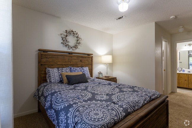 2BR, 2BA - 896SF - Bedroom