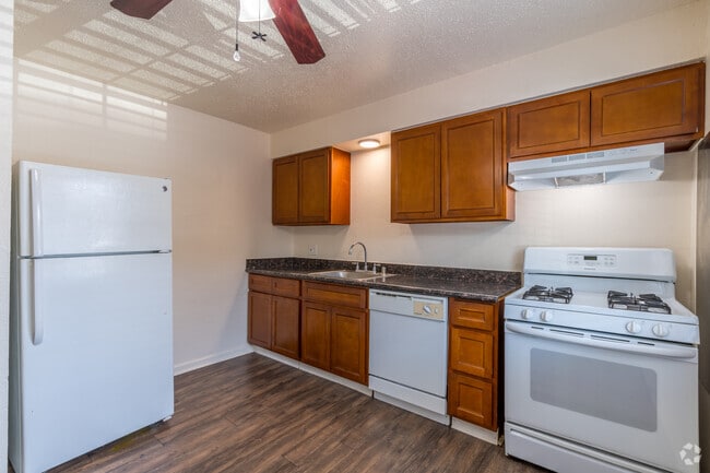 2BR, 1BA - 675SF (Hardwood) - Kitchen - Stonebrook Apartments