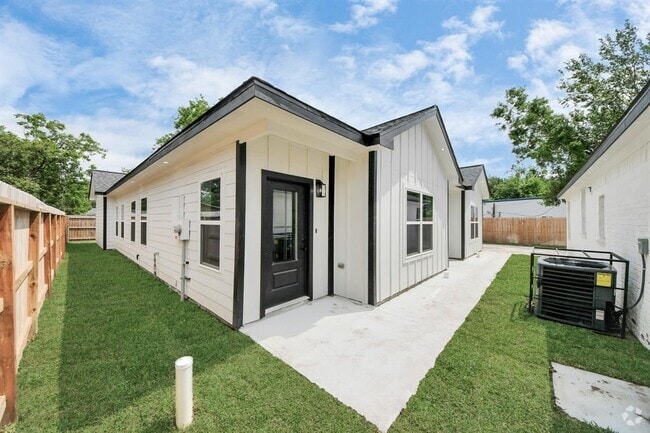 Building Photo - 701 E Canino Rd Unit C Rental