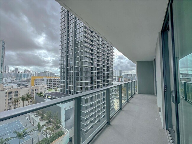 Photo - 501 NE 31st St Unidad 1107