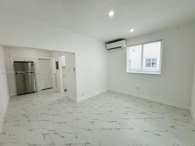 Building Photo - 856 SW 6th St Unit 102