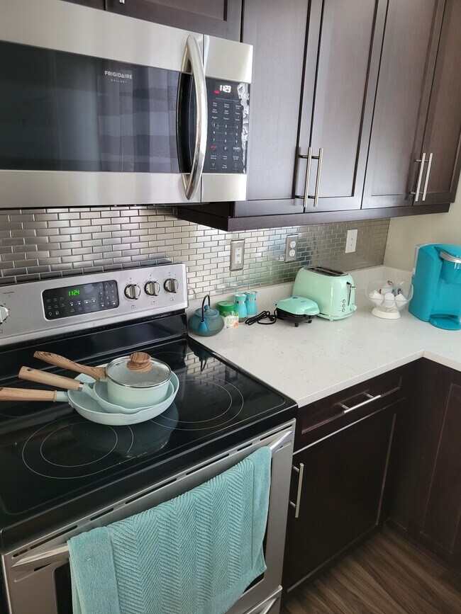 Great kitchen - 6148 W Lake Ave