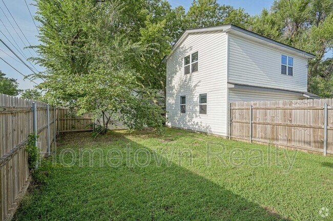 Building Photo - 135.5 E Himes St Rental