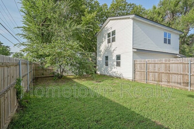 Building Photo - 135.5 E Himes St Rental