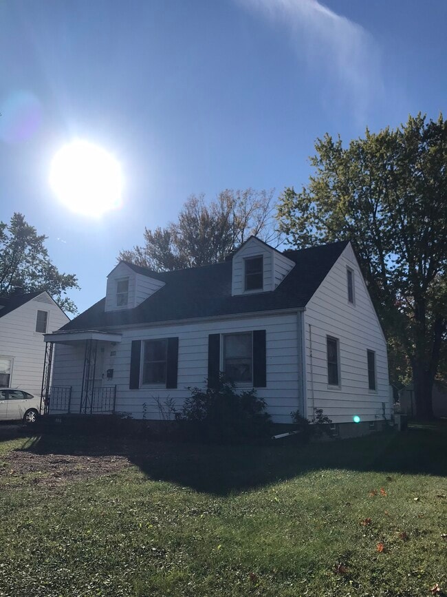 Photo - 866 Warwick Dr