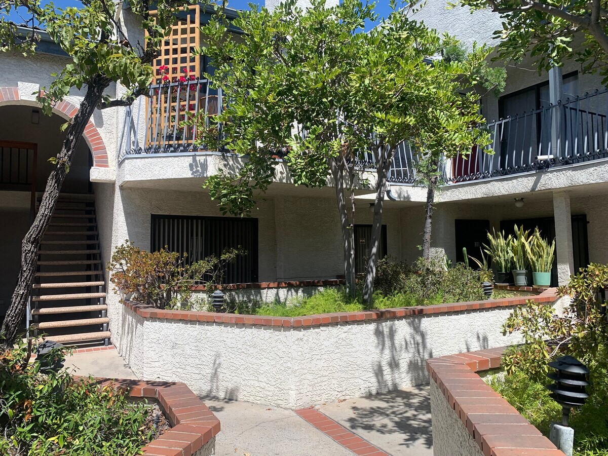 Photo - 315 S Harvard Blvd Unidad 109