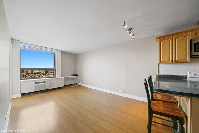 Photo - 1455 N Sandburg Terrace Unit 2107