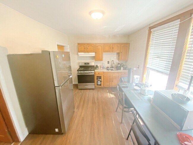 Building Photo - 739 Parker St Rental