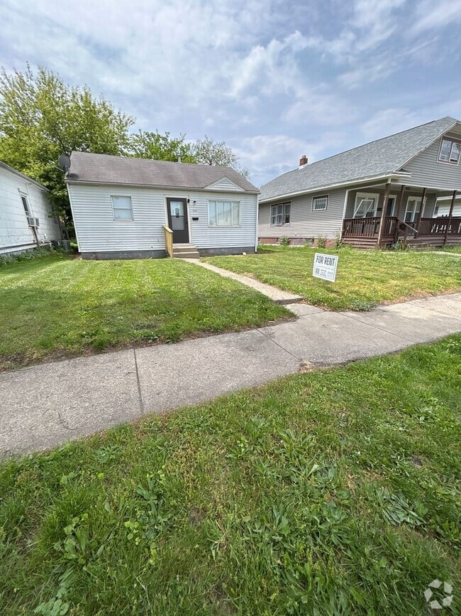 Building Photo - Updated 2-Bedroom, 1-Bathroom Home in Sout...