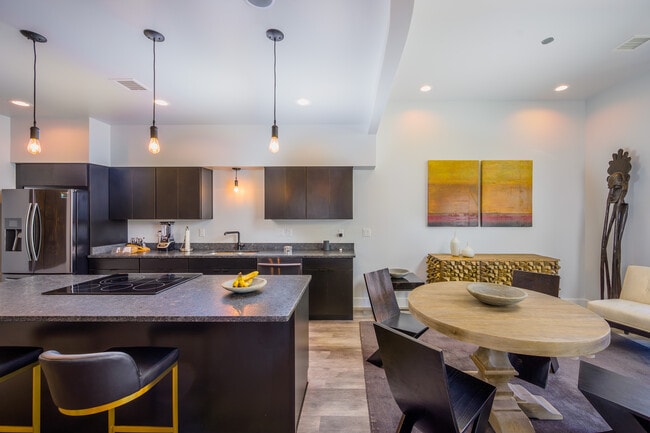 Photo - 423 W College Ave Unidad 203