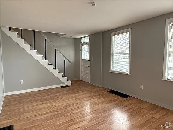 Building Photo - 261 W 5th St Rental