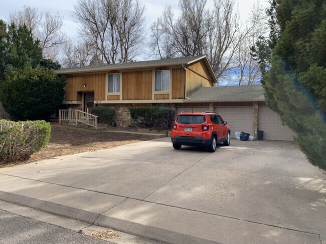 Photo - STUDENTS WELCOME! Sprawling 6 Bed / 3 Bath Home Near College and Drake