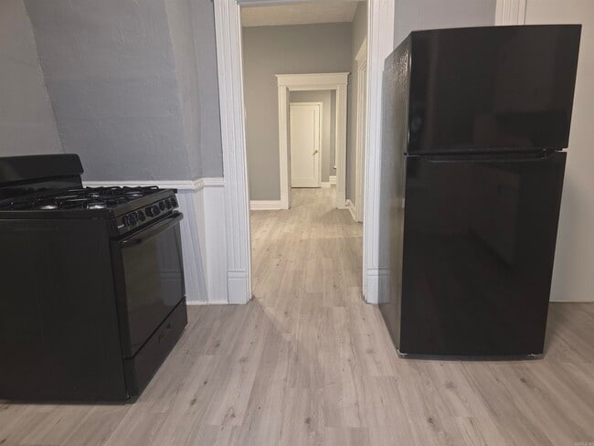 Photo - 1300 W 10th St