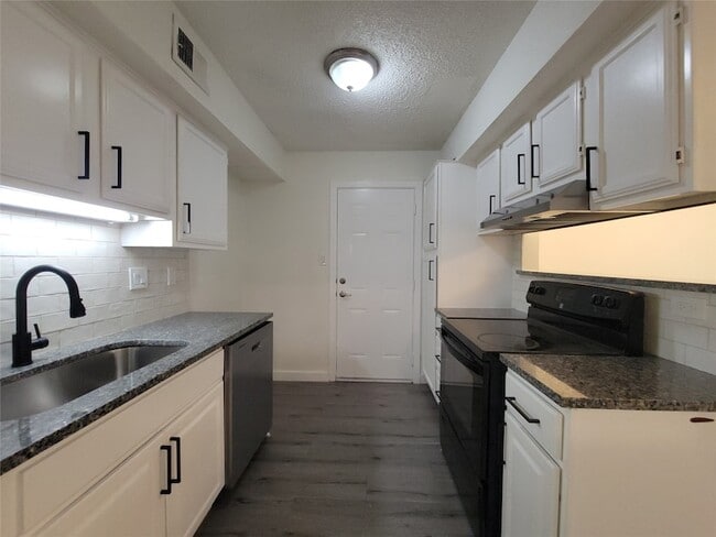 Photo - 10652 Hamlin Dr