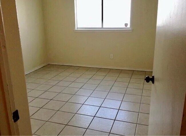 Photo - 7613 Oak Chase