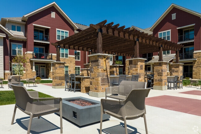 Courtyard - Fireplace - Autumn Lake Apartments