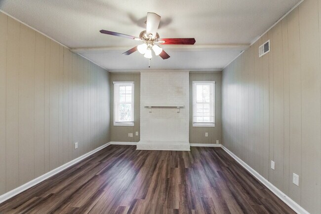 Photo - 2010 Longdale Dr