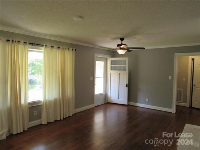 Photo - 721 E Sharpe St