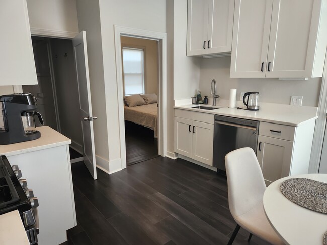 Kitchen with ample cabinets and all new appliances. - 100 Federal St Apartamentos Unidad 2