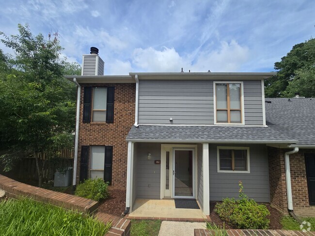 Building Photo - Meticulously Kept 2BR, 3BA Townhome with D...