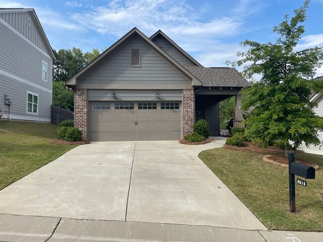 Building Photo - One level home with 2 Car Garage!