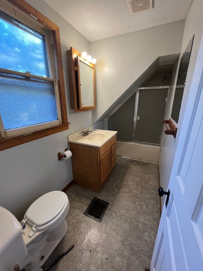 Photo - 3 bedroom home available in Rockford