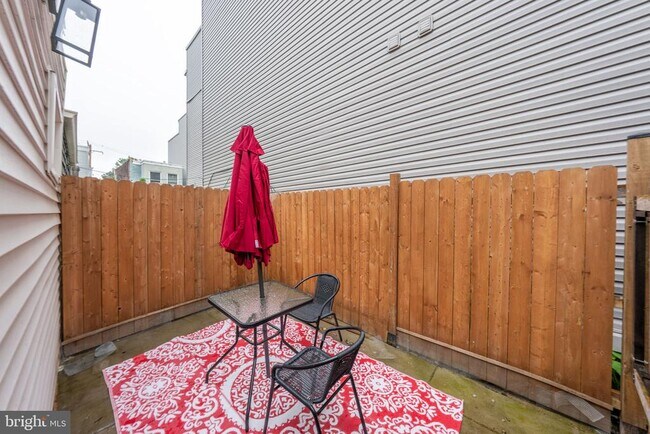 Photo - 2205 Emerald St