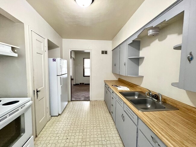Building Photo - 3 Bedrooms Walking Distance to KSU!