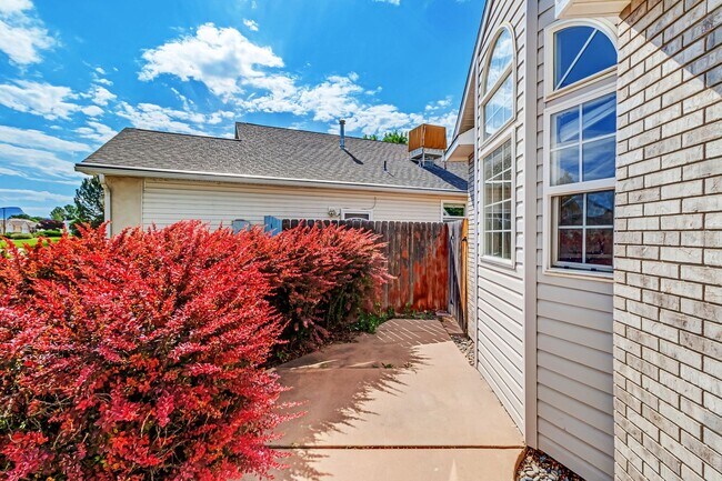 Photo - 3 bedroom home with fenced yard and garage in desirable neighborhood!