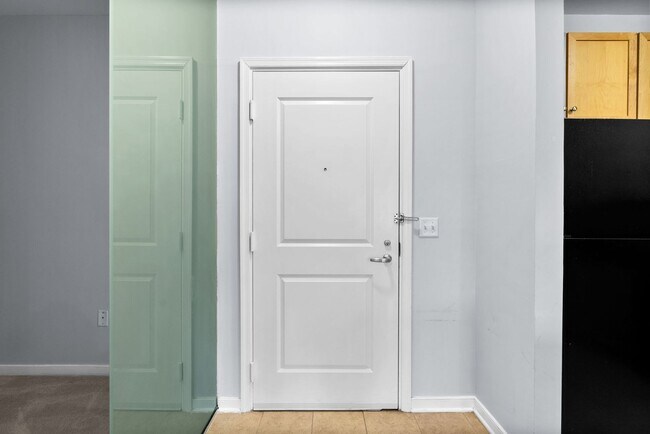 Photo - 1 Bed and Den 1 Bath - Silver Spring Condo - Garage Parking Space Unidad 116