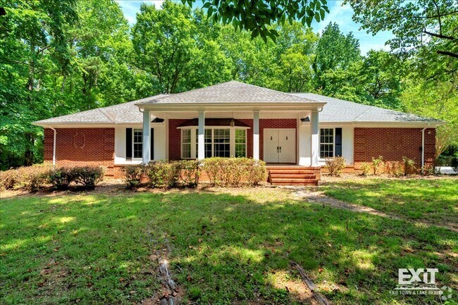 Building Photo - Amazing 4 Bedroom, 3 Bath Home With 2 Kitc...