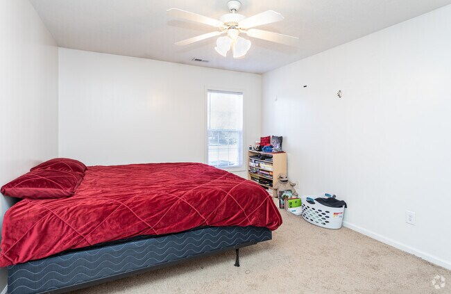 2BR, 2BA - 800SF- Mastesr Bedroom