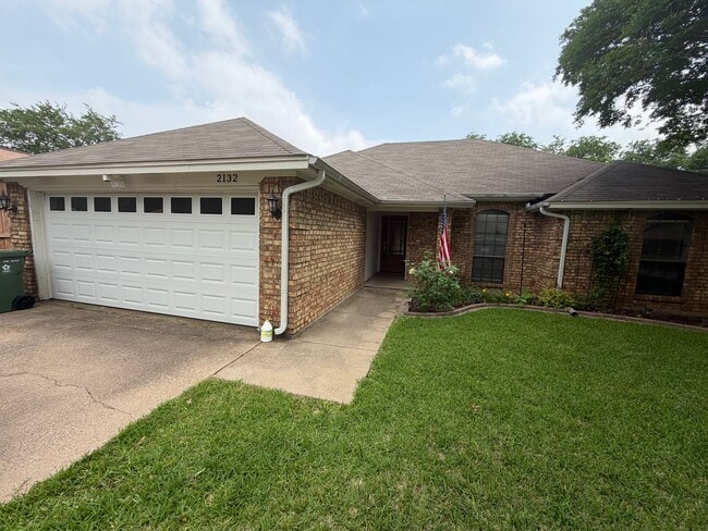Building Photo - 2132 Turf Club Dr
