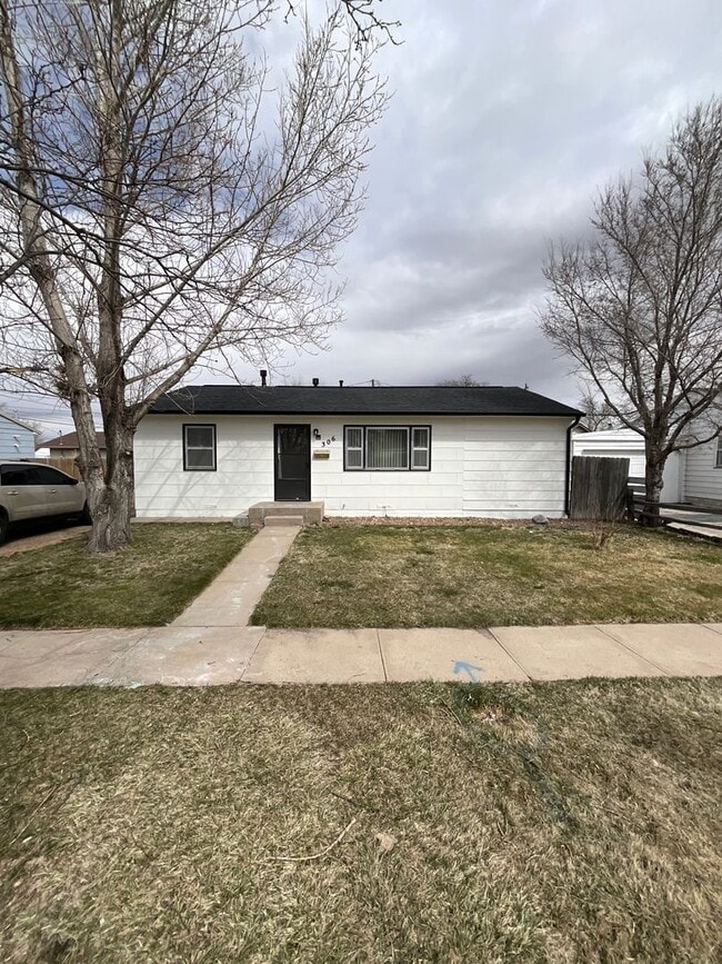 Building Photo - 3 Bed 1 bath with large 2 car garage close to schools.
