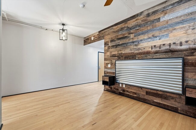 Photo - 1 Month Free! Modern + Spacious Pearl District Condo Including 24/7 Security +1  Secured Parking ... Unidad 408