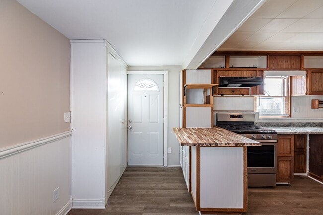 Photo - Charming 2 Bedroom Home with a Huge Fenced Yard & Garage