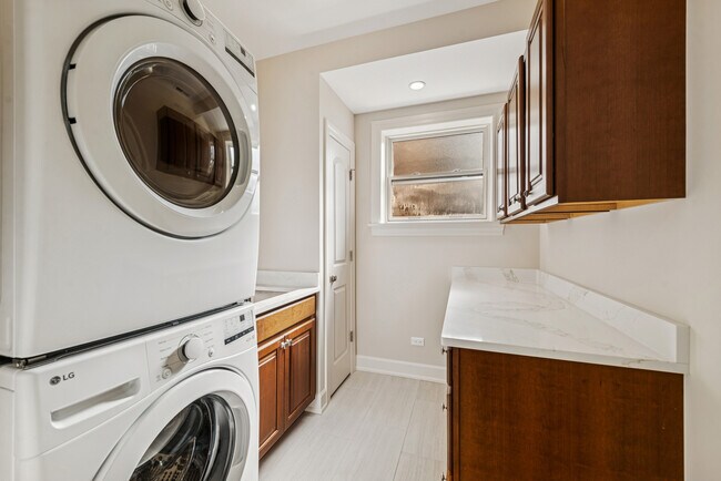 LAUNDRY - 2705 W Ardmore Ave Unit 1st Floor