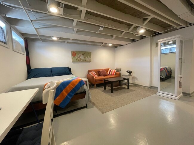 Building Photo - 326 Greenlow Rd Unit Private Furnished in Academy Heights