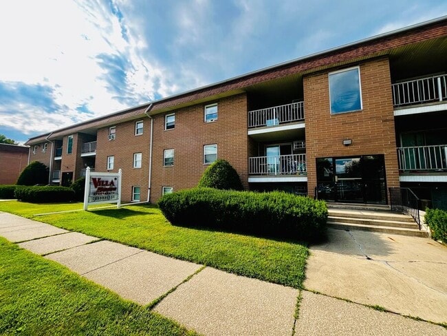 Building Photo - 1407 E Chicago St Unit 4 Rental
