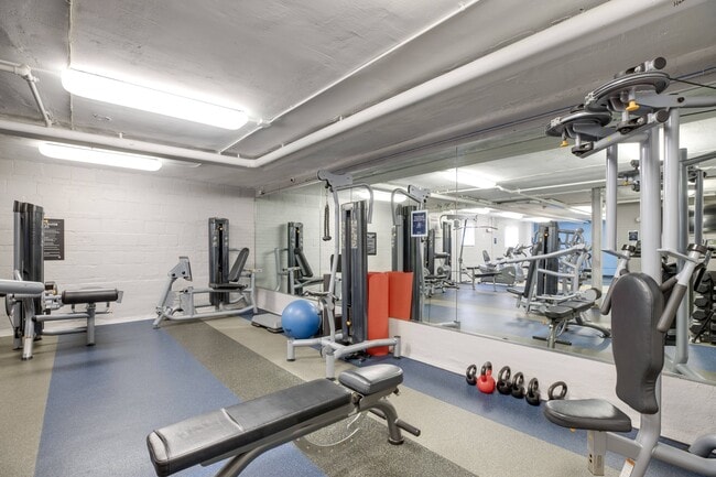 Gimnasio con pesas libres en Mason Hall en Alexandria, VA 22314