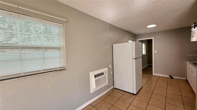 Photo - 205 Mill St