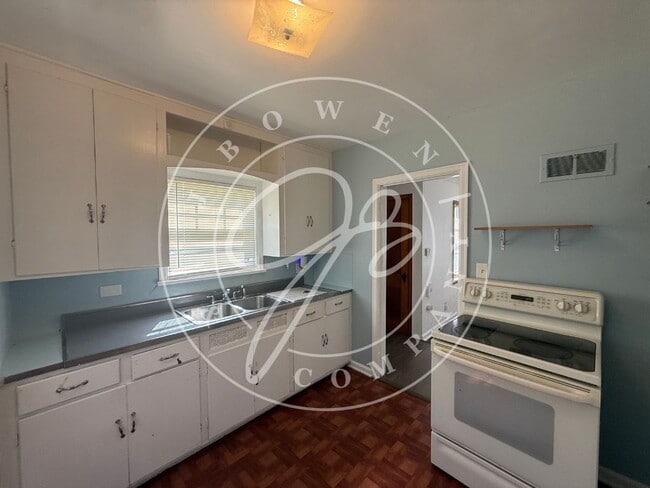 Photo - "Charming 3-4 Bed home with Hardwood floors close to the University Of Toledo