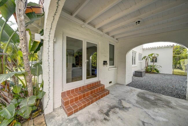 Photo - 1212 Medina Ave