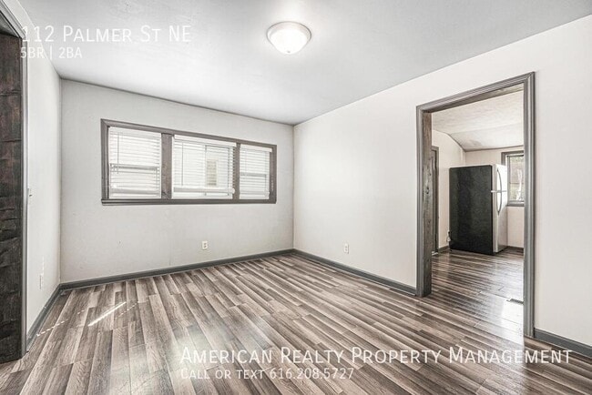Photo - 112 Palmer St NE