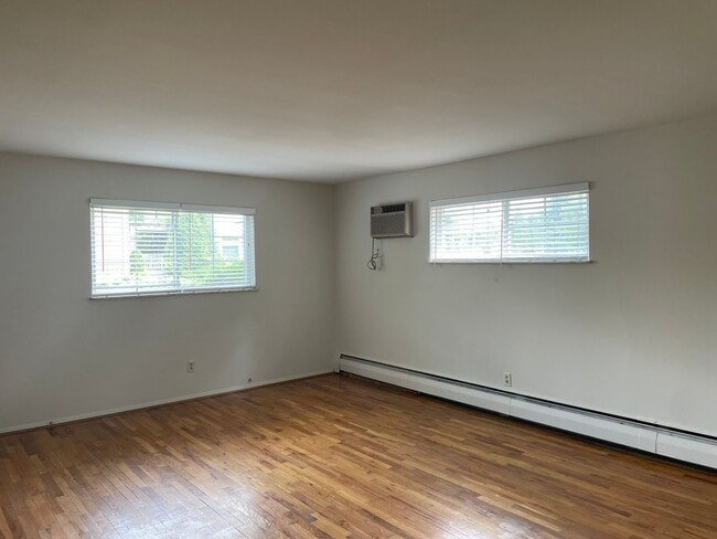 Photo - 2 BR IN HYDE PARK WITH OFF STREET PARKING Unit 01