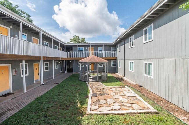Building Photo - 2401 Manor Rd Unit 114 Rental