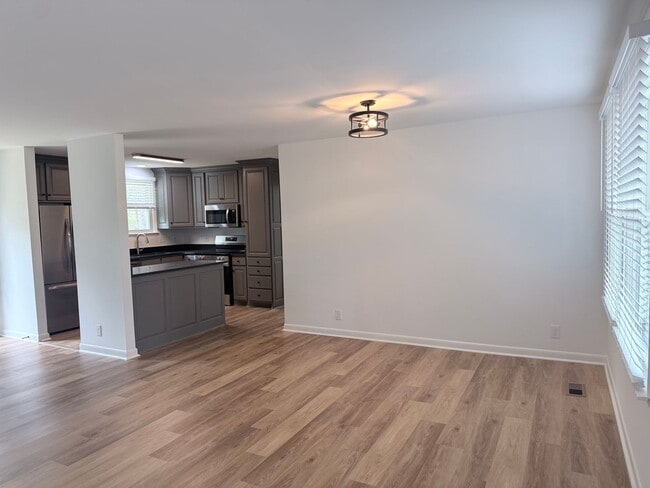 Photo - 4 bedroom/ 2 full bath in Brentwood/ a rare find