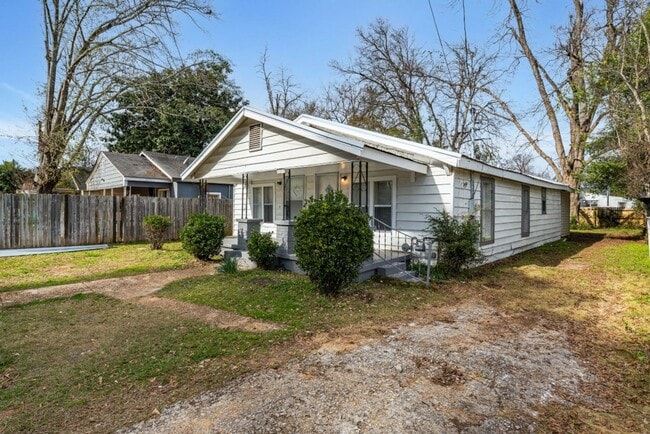 Photo - Renovated 3BR/2BA Tuscaloosa Gem with Luxu...