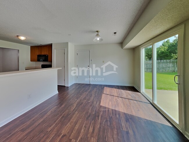Photo - 107 Daventry Pl