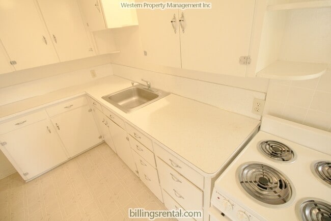 Building Photo - 711 Avenue B Unit #3
